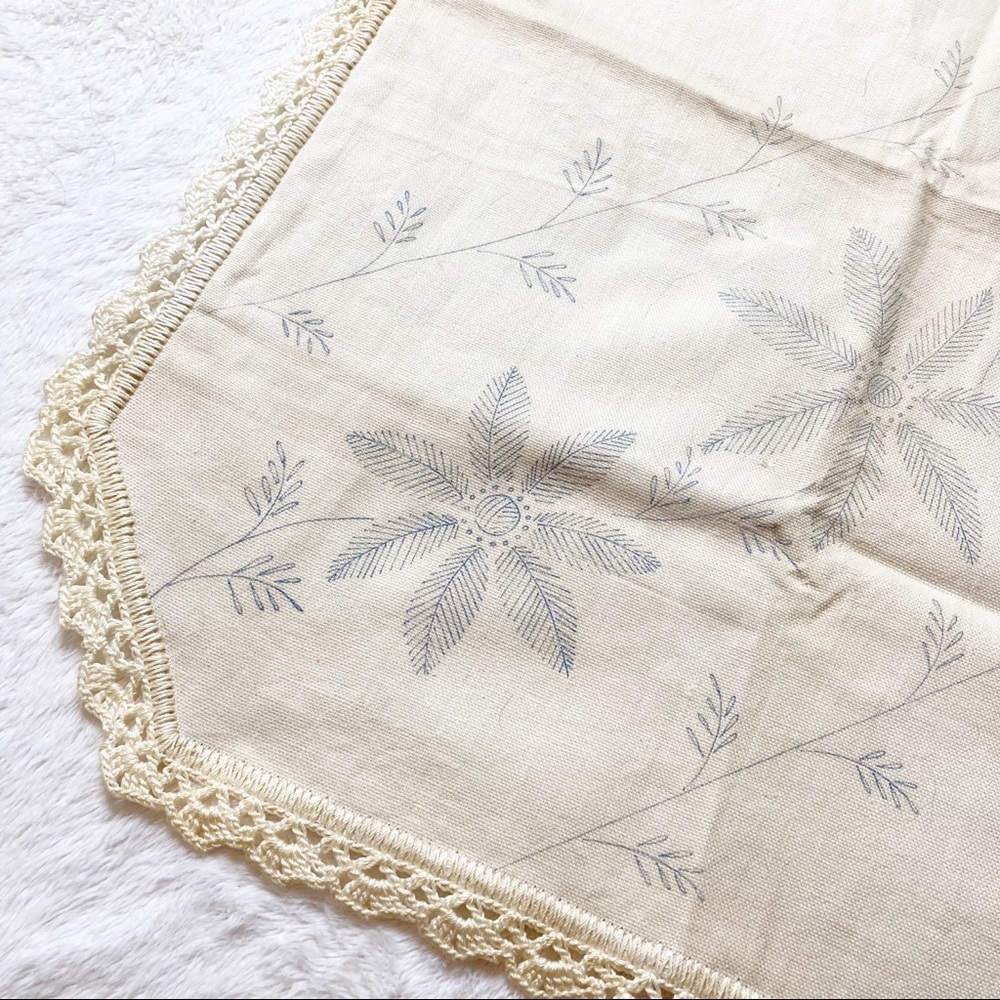 Vintage table runner cream and blue - Picture 2 of 4
